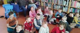 Dzieci i opiekunowie pozują do zdjęcia