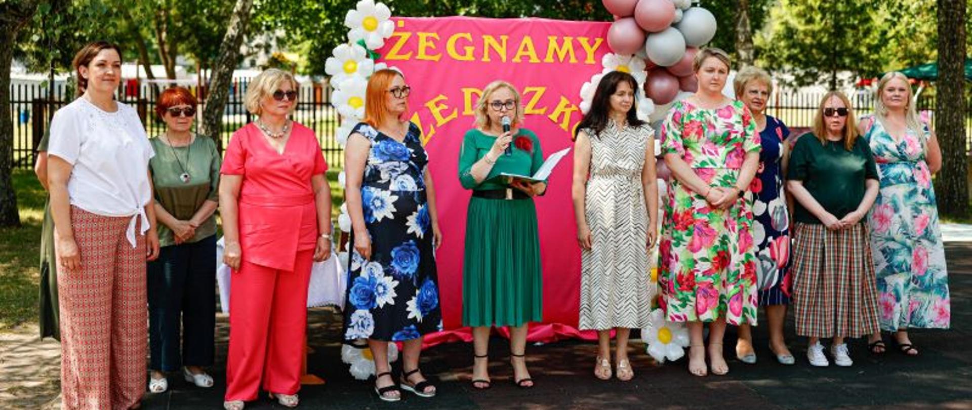 Dyrekcja i nauczycielki przy głosie