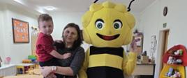 Pszczółka Maja w przedszkolu - pozuje do zdjęcia z dziećmi