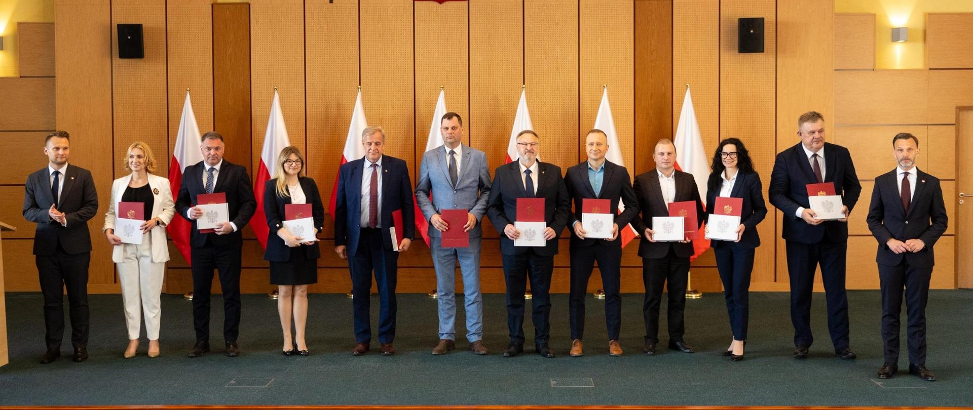 Podziękowanie i gratulacje wojewody podlaskiego z okazji Dnia Samorządu Terytorialnego odebrał m.in. starosta bielski Sławomir Jerzy Snarski