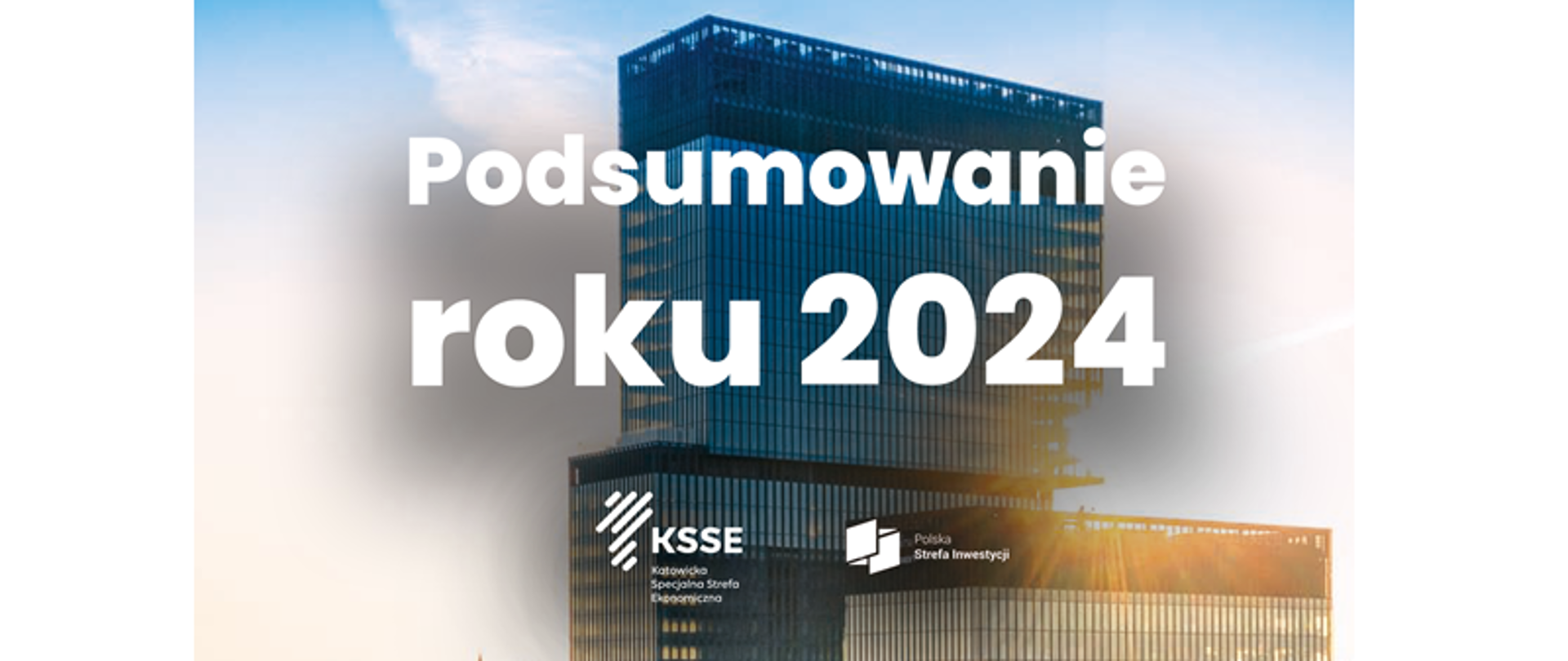 Katowicka Specjalna Strefa Ekonomiczna – Polska Strefa Inwestycji: podsumowanie roku 2024. W tle dwa budynki przemysłowe. Na pierwszym planie niższy, z tyłu wyższy, znajdujący się jeszcze w fazie budowy