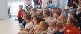 Dzieci słuchają wykładu przedstawicielek Policji