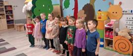 Dzieci w trakcie śpiewania kolędy, stoją w sali zabaw