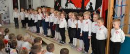 Apel z okazji Święta Niepodległości - przedszkolaki prezentują recital przed rówieśnikami i nauczycielkami