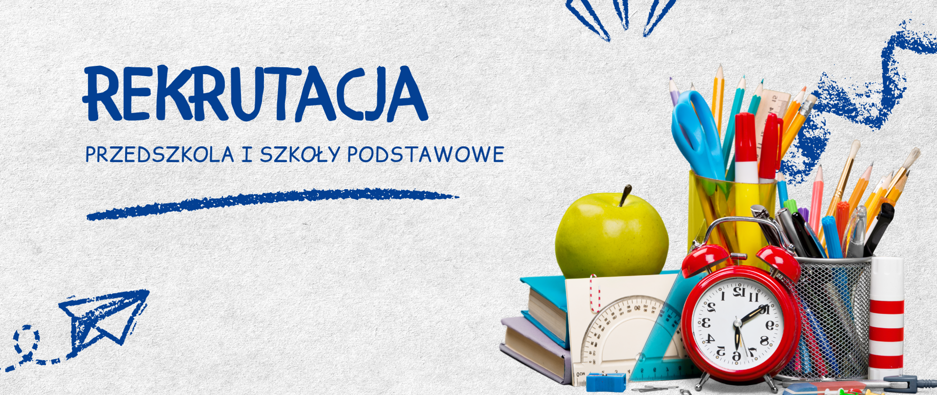 Na szarym tle znajduje się niebieski napis "Rekrutacja-przedszkola i szkoły podstawowe". W prawym dolnym rogu są przybory szkolne, książki, na których leży zielone jabłko, czerwony zegarek.