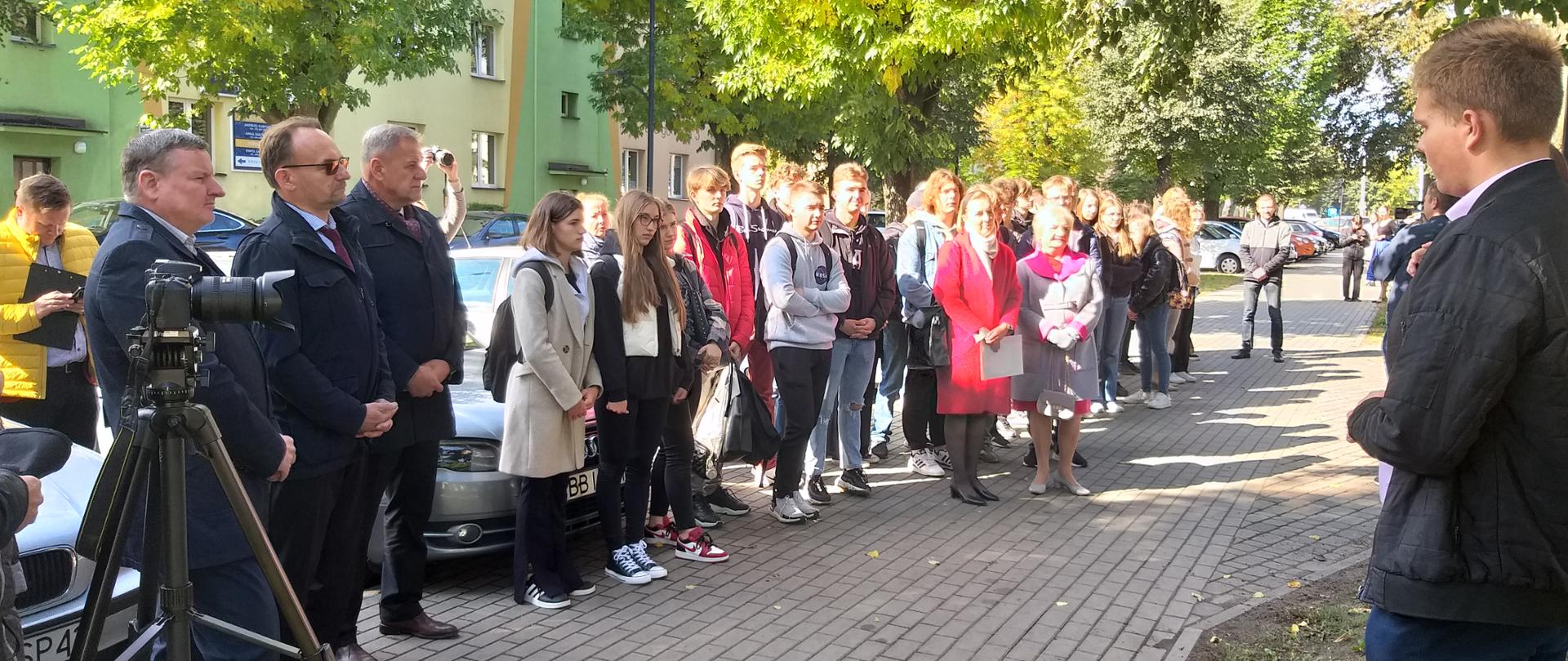 Starosta bielski Sławomir Jerzy Snarski oraz wicestarosta Piotr Bożko na uroczystym odsłonięciu Alei Gwiazd Historii Bielska