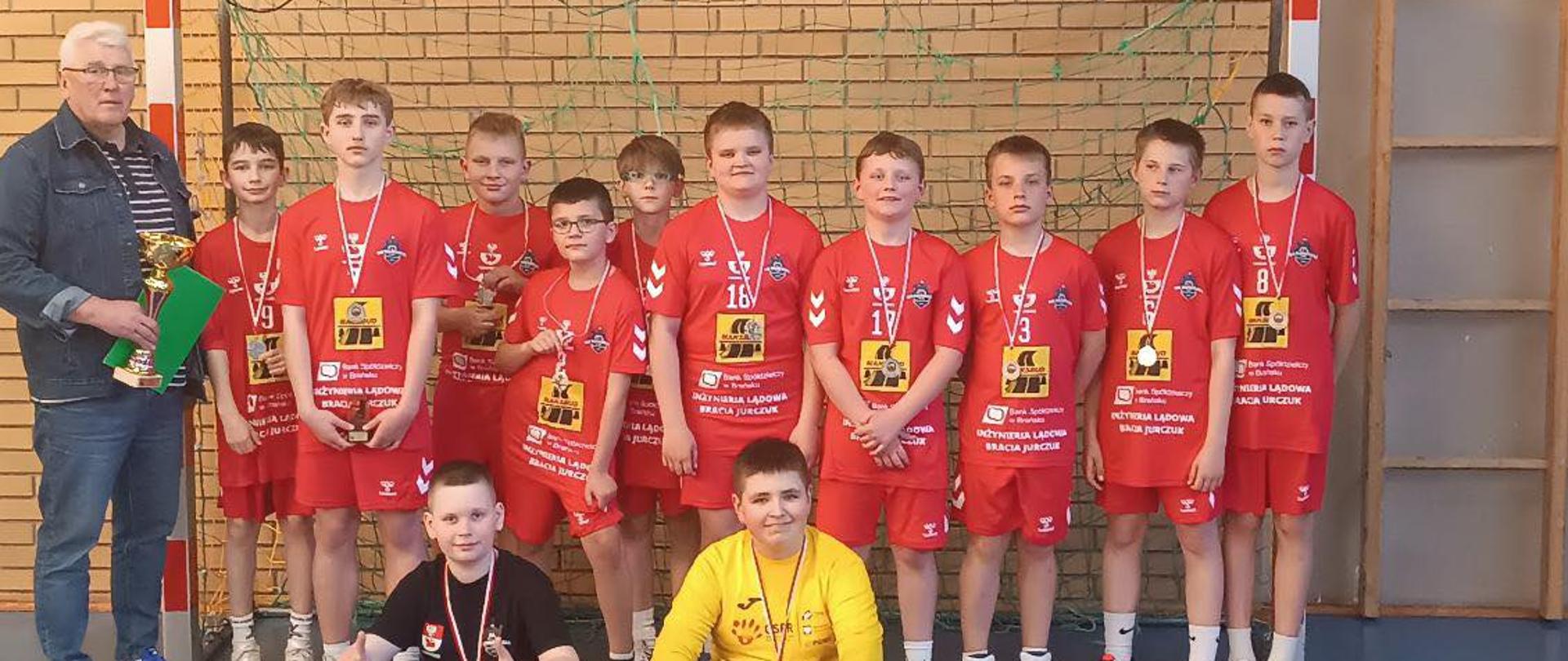 Wicemistrzowie województwa - drużyna Młodzika Młodszego U12 KS Handball Bielsk Podlaski z trenerem Michałem Warmijakiem