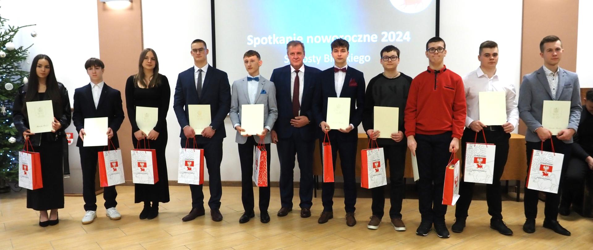 Spotkanie noworoczne - starosta bielski Sławomir Jerzy Snarski z wyróżnionymi uczniami szkół ponadpodstawowych
