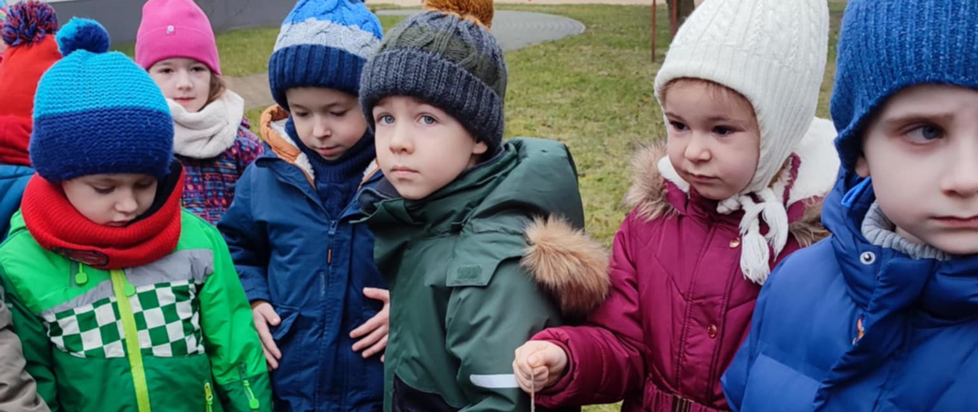 Dzieci pozują do zdjęcia z kulkami dla ptaków