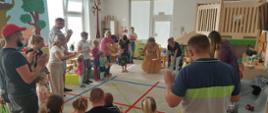 Dzieci i rodzice w trakcie zajęć w sali przedszkolnej