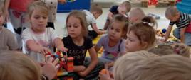 Dzieci w trakcie zabawy klockami LEGO