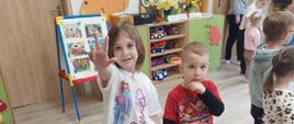 Wspólne zabawy dzieci z nauczycielkami i dyrekcją
