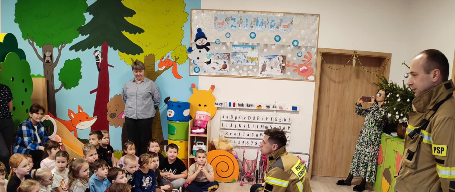 Strażacy rozmawiają z przedszkolakami