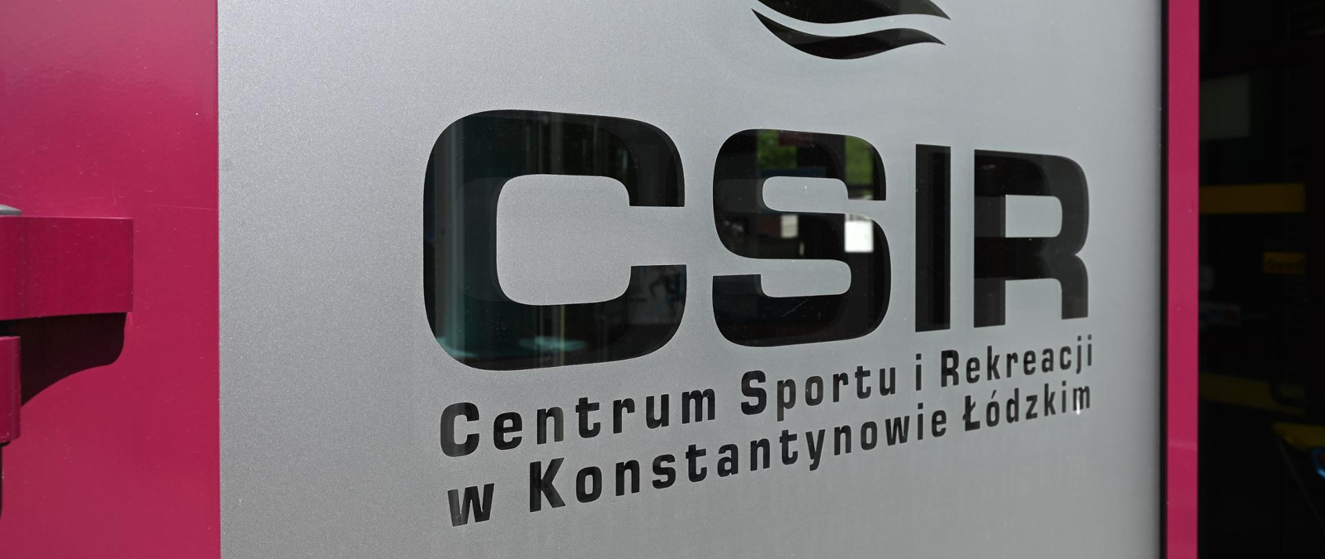 Napis na drzwiach wejściowych CSiR Centrum Sportu i Rekreacji w Konstantynowie Łódzkim.