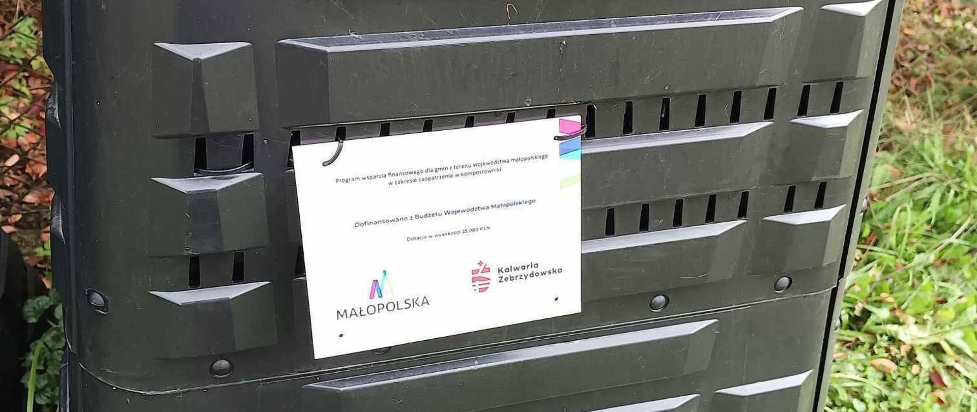 Na zdjęciu widoczny jest kompostownik, który przekazany zostanie dla mieszkańców Gminy Kalwaria Zebrzydowska