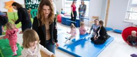 Dzieci i rodzice zwiedzają przedszkole - zabawy w sali zabaw