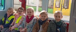 Dzieci pozują do zdjęcia w pociągu