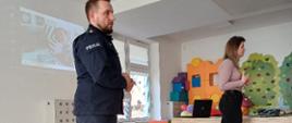 Funkcjonariusze Policji stoją przed dziećmi, prowadzą wykład