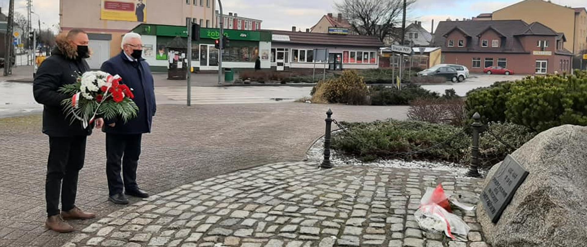 Złożenie kwiatów przez władze samorządowe pod obeliskiem