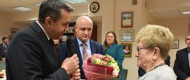 Sesja z gratulacjami dla Seniorki Roku 2024 -złożenie serdecznych gratulacji i życzeń dla pani Teresie Rusnak przez Wójta Gminy Tomasza Rajcy i przewodniczącego Rady Gminy Grzegorza Żądło