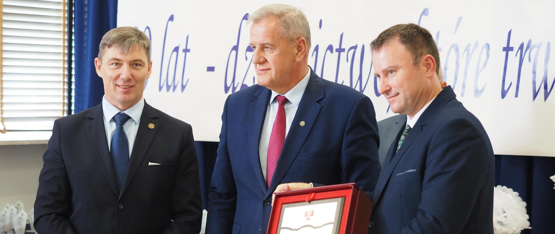 Starosta bielski Sławomir Jerzy Snarski, członek zarządu powiatu Maciej Bobel i dyrektor ZS nr 4 im. Ziemi Podlaskiej Bolesław Hryniewicki podczas jubileuszowej uroczystości 