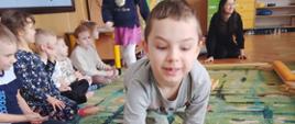 Dzieci w trakcie ćwiczeń na ścieżce sensorycznej
