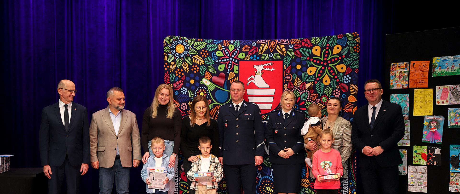 Na zdjęciu organizatorzy oraz osoby odbierające dyplomy oraz nagrody za prace wykonane w konkursie plastycznym ,Zdrowy, wolny od dymu tytoniowego styl życia” . 