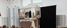 Dzieci oglądają sztukę teatralną z udziałem aktorów