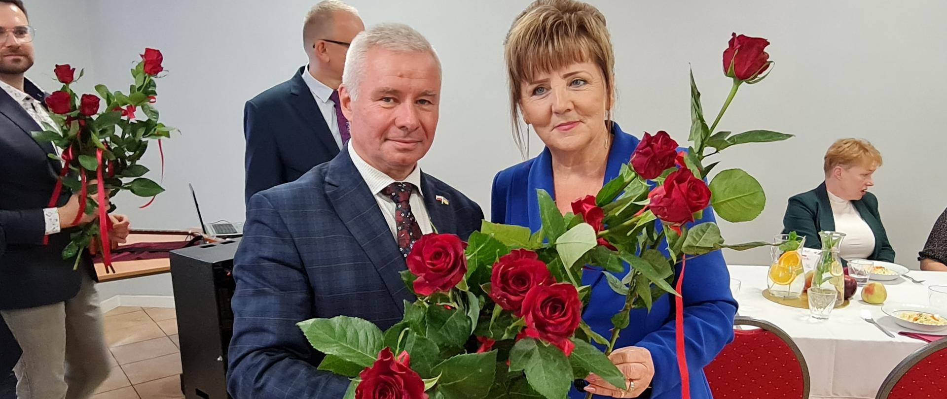 Starosta Kraśnicki Andrzej Rolla i Prezes Koła Gospodyń Wiejskich w Mniszku Pani Anna Lenard.