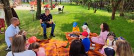 Akcja "Czytanie na polanie" - dzieci i rodzice wspólnie czytają książki
