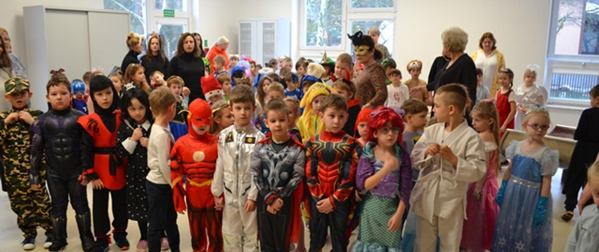 Dzieci pozują do wspólnego zdjęcia