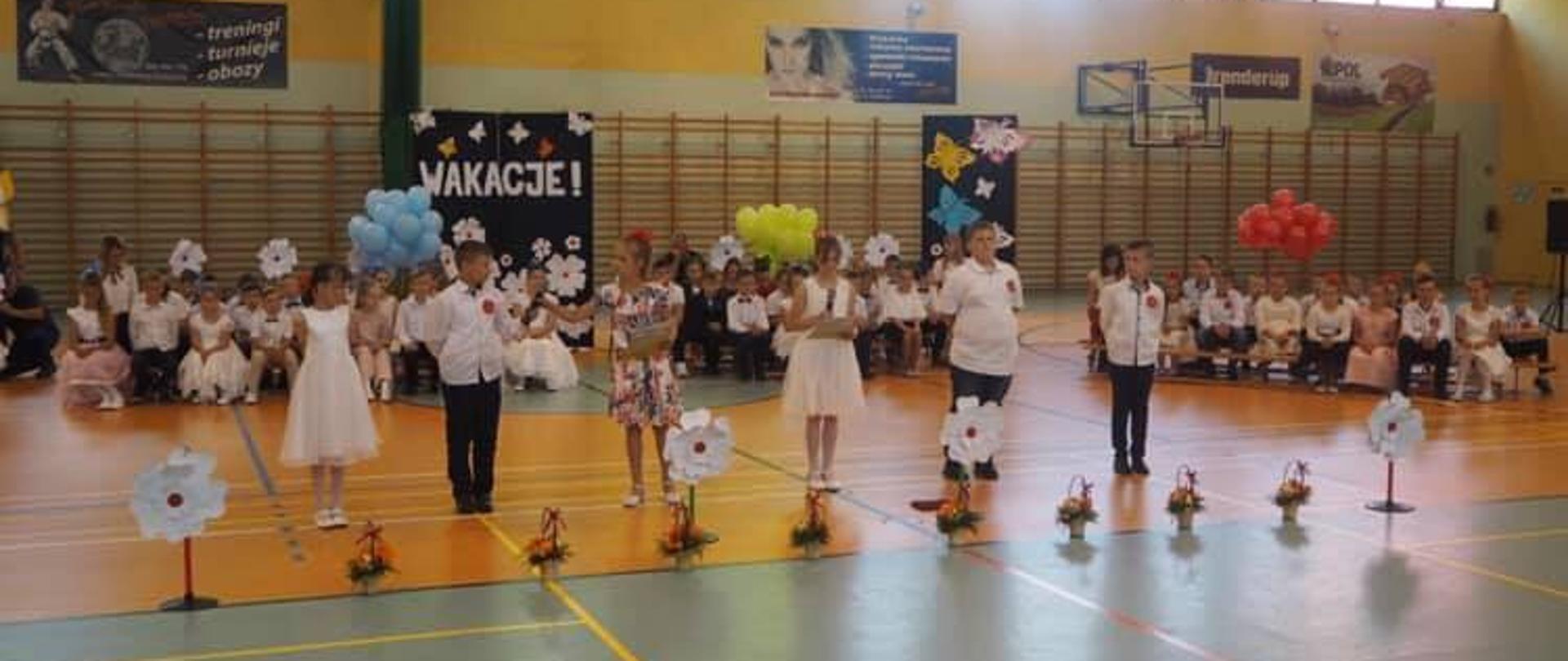 Zakończenie roku szkolnego 2020/2021 - dzieci na apelu