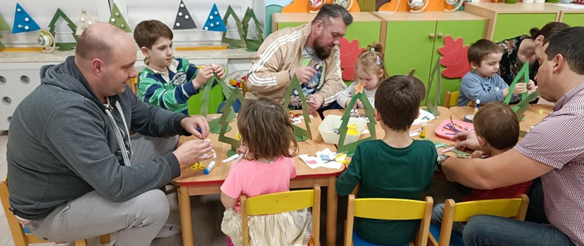 Kreatywne warsztaty - dzieci wspólnie z rodzicami wykonują ozdoby