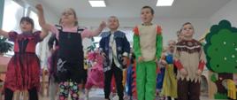 Dzieci preznetują kostiumy postaci z bajek