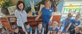 Dzieci prezentują efekty warsztatów - papierowego motyla