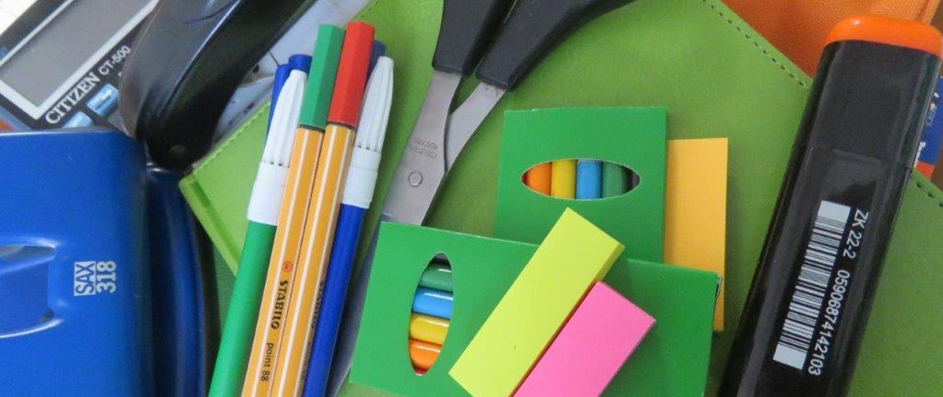 grafika przedstawia przybory szkolne