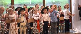 Występ grupy przedszkolnej, dzieci w strojach góralskich oraz galowych tańcą układ choreograficzny oraz śpiewają patriotyczną piosenkę. 