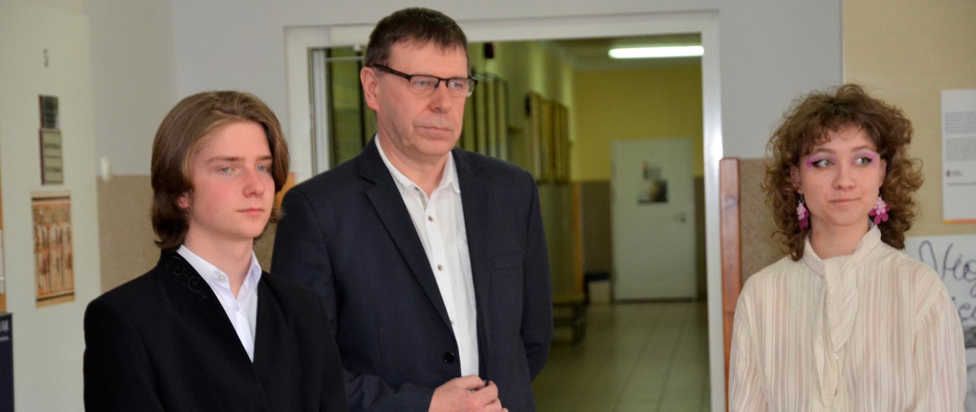 Małgorzata Kubaj i Eliasz Fionik - zwycięzcy ogólnopolskiego konkursu Praca Organiczna 2.0 wraz z opiekunem Włodzimierzem Wawulskim