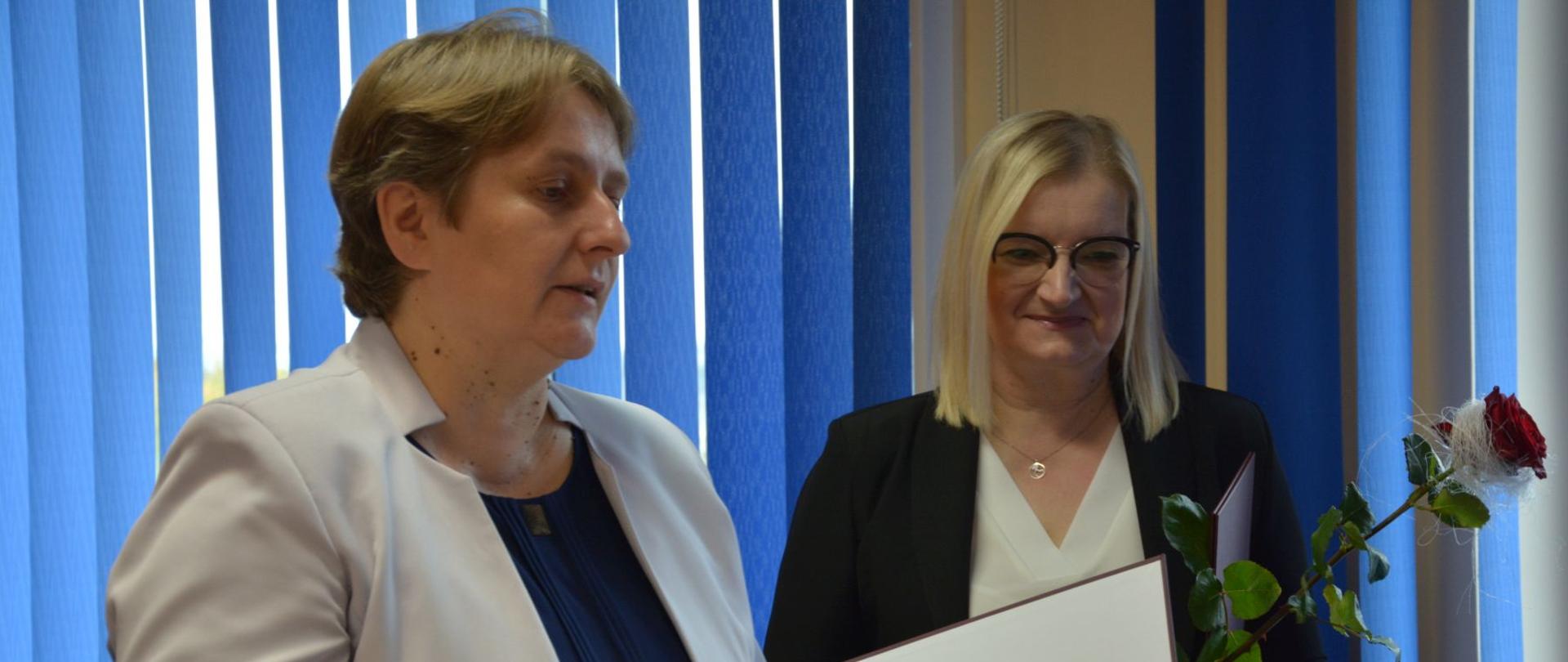 Pani Wójt wręcza wyróżnienie