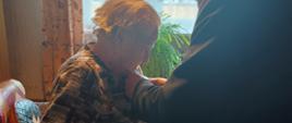 Moment wręczenia medalu Panu Halek przez Wójta Tomasza Rajcę . 