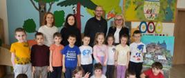 Dzieci, nauczycielki i Daniel Gromacki pozują do wspólnego zdjęcia