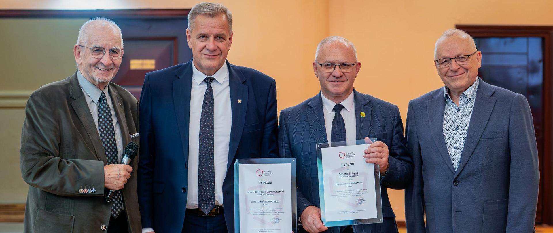 Starostowie: bielski Sławomir Jerzy Snarski oraz hajnowski Andrzej Skiepko odbierają dyplomy pt. Gospodarz posiedzenia Zarządu 25-lecia