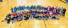 Uczestniczki turnieju oraz trenerzy, organizatorzy i zaproszeni goście na hali sportowej