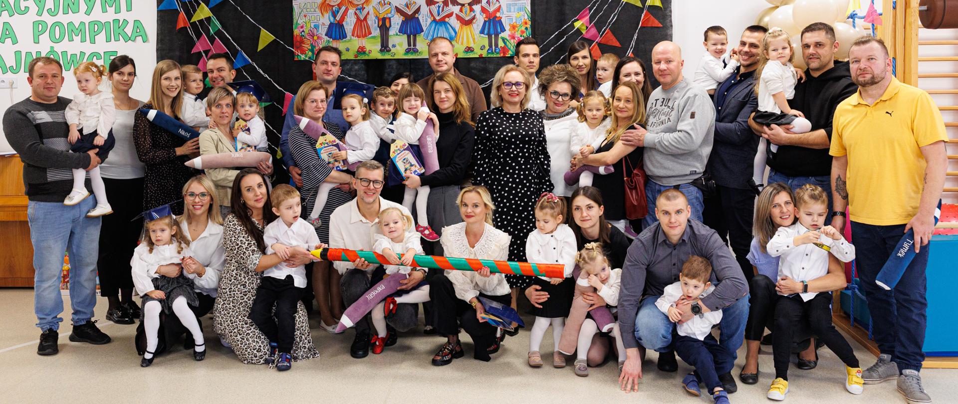 Pamiątkowe zdjęcie uczestników pasowania