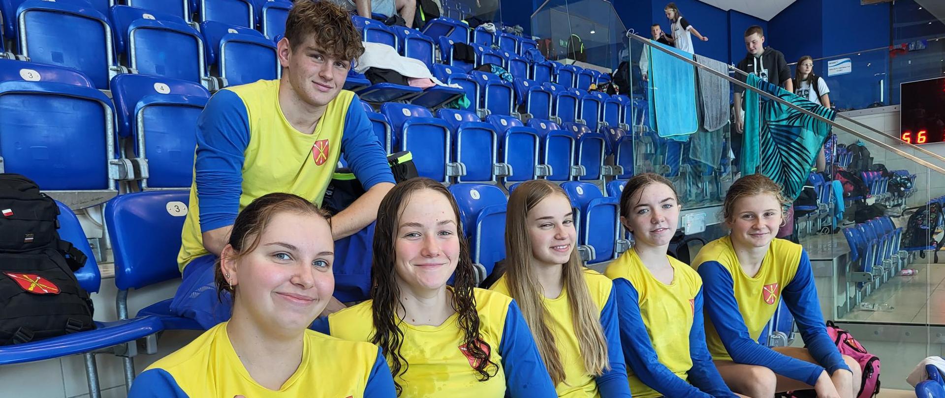 6-osobowa ekipa Uczniowskiego Klubu Pływackiego "Fala" w Kraśniku na trybunach pływalni w Lublinie