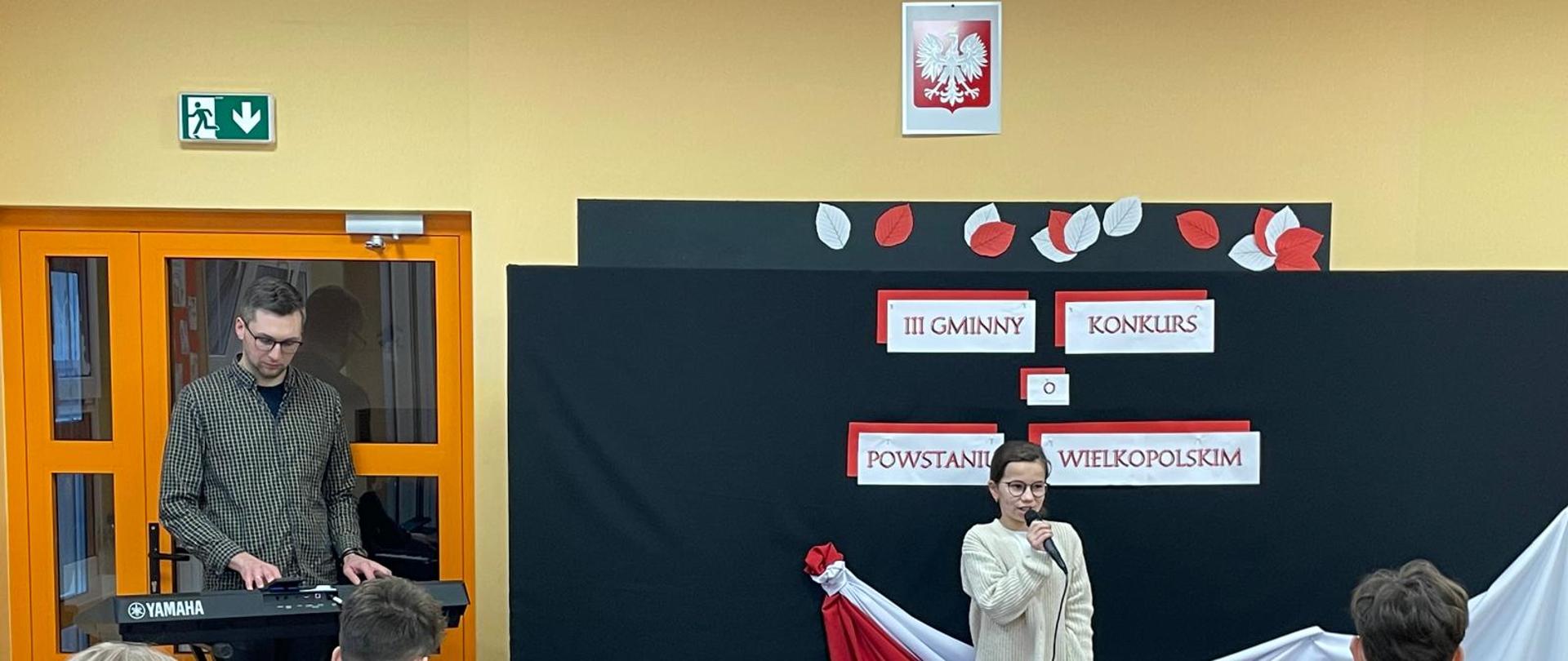 Dziewczynka mówi do mikrofonu