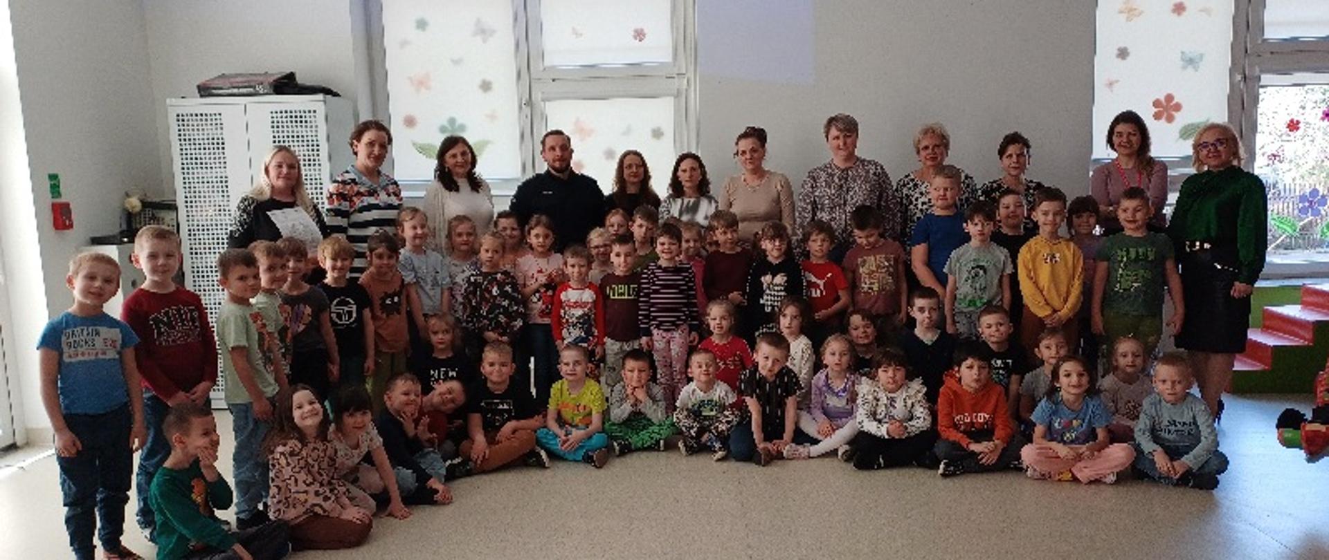 Edukacja to podstawa - zaproszeni przedstawiciele Komendy Policji w Hajnówce pozują do zdjęcia z dziećmi, nauczycielkami i Dyrekcją placówki