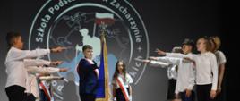 Uczniowie ze sztandarem szkoły