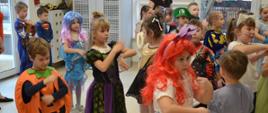 Dzieci w strojach w trakcie zabawy na balu