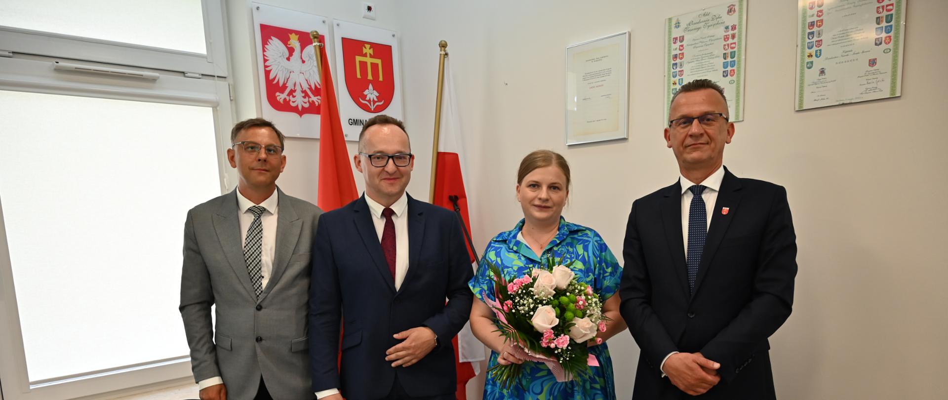 Zdjęcie przedstawia od lewej Pana Wiceprzewodniczącego, Przewodniczącego Rady Gminy, nowo wybraną Panią skarbnik wraz z Wójtem